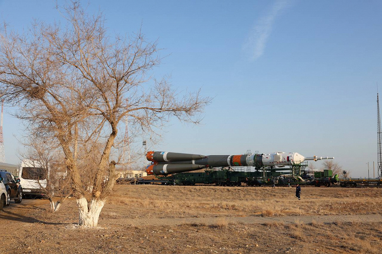 Ракету с пилотируемым «Союзом» установили на стартовой площадке Байконура